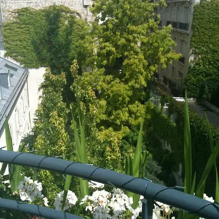 52 Clichy - D'hotes Bed & Breakfast Parigi