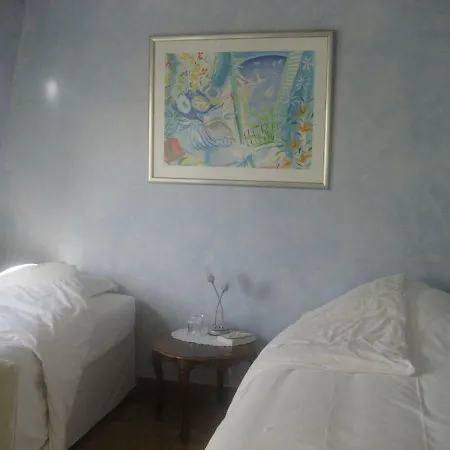 52 Clichy - D'hotes Bed & Breakfast Parigi