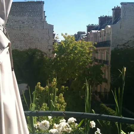 Bed & Breakfast 52 Clichy - D'hotes 4*