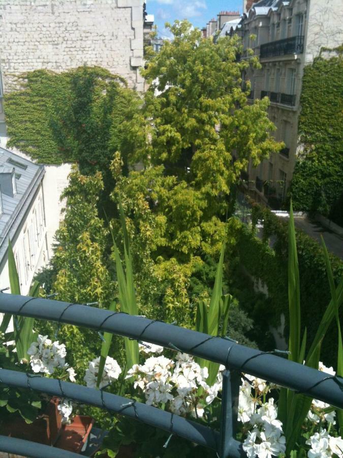 52 Clichy - D'hotes Bed & Breakfast Parigi